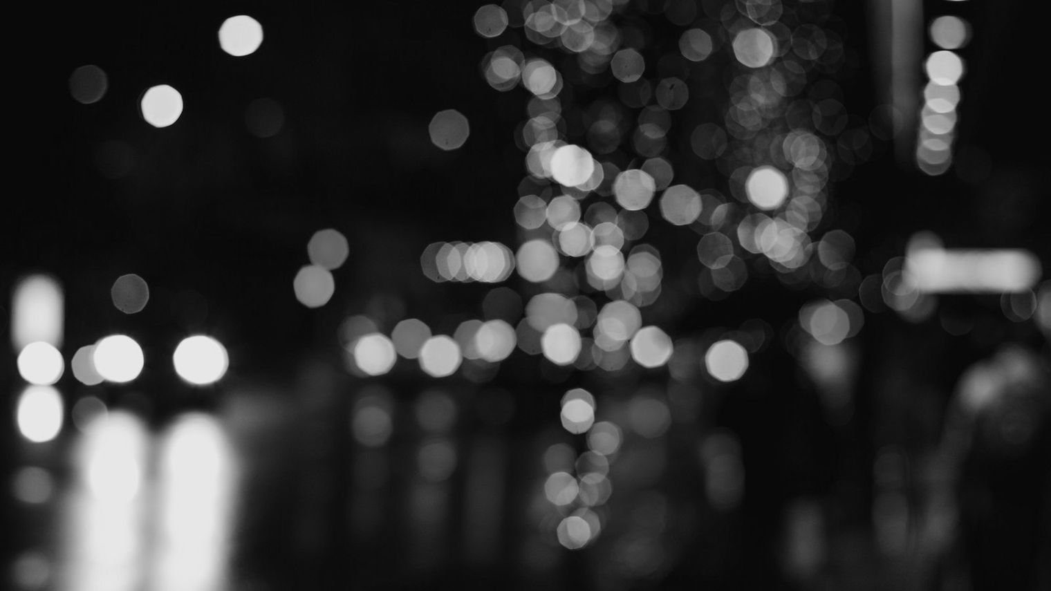 夜の街の灯りをぼかしたモノトーンのイメージ写真（記事のイメージ。イククルの画面ではありません）